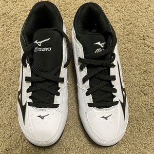 Women’s White and Black Mizuno Advanced Finch Elite 2 9-Spike Softball Cleats